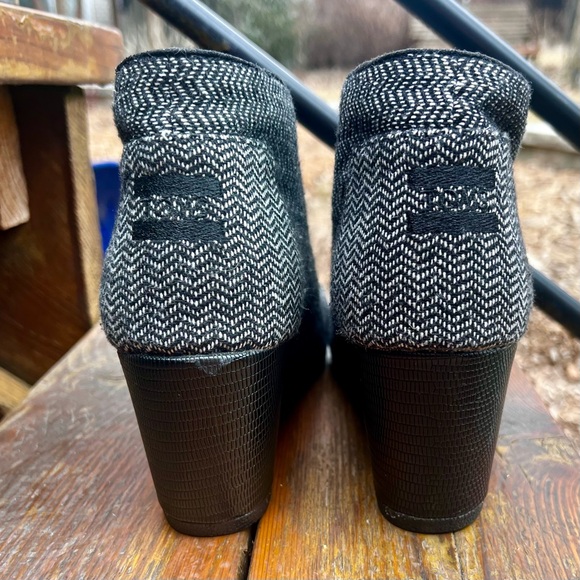 TOMS HERRINGBONE DESERT TWEED BLACK WEDGE BOOTIES SIZE 11 - Picture 4 of 14